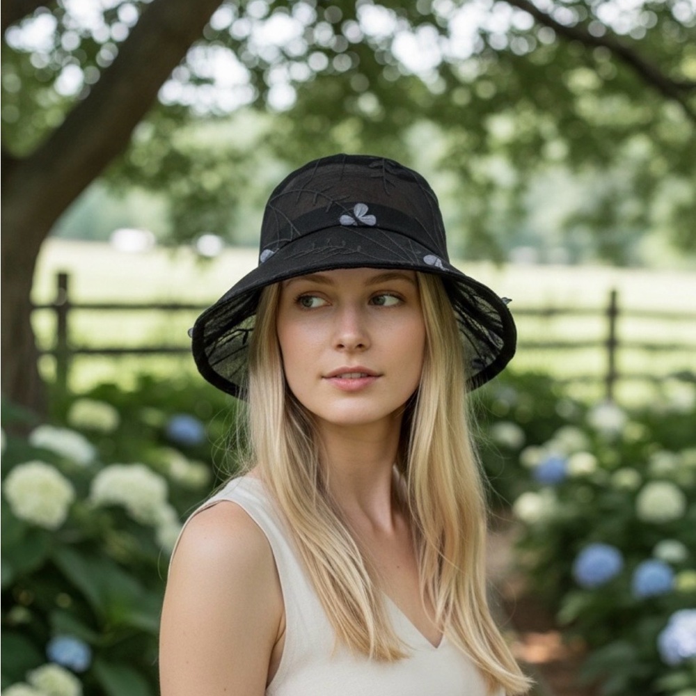 Women’s Black Floral-Accent Bucket Hat un